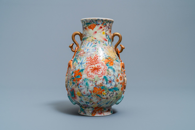 Un vase de forme hu en porcelaine de Chine famille rose &agrave; d&eacute;cor millefleurs, marque de Qianlong, R&eacute;publique