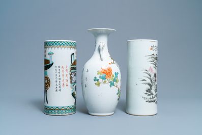 A Chinese famille rose vase and two hat stands, 19/20th C.