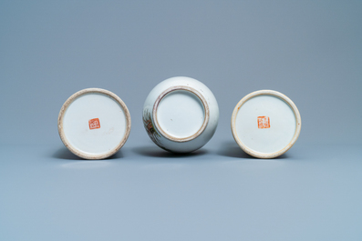 A Chinese famille rose vase and two hat stands, 19/20th C.