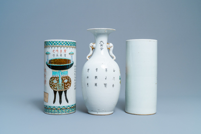 A Chinese famille rose vase and two hat stands, 19/20th C.