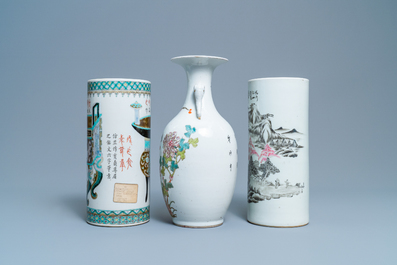 A Chinese famille rose vase and two hat stands, 19/20th C.