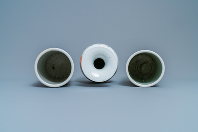 A Chinese famille rose vase and two hat stands, 19/20th C.
