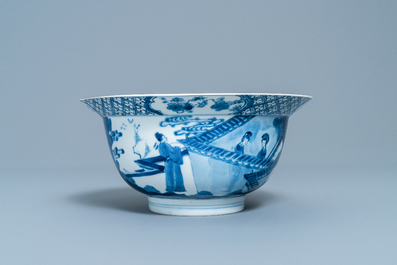 Un bol de type klapmuts en porcelaine de Chine en bleu et blanc, marque de Chenghua, Kangxi