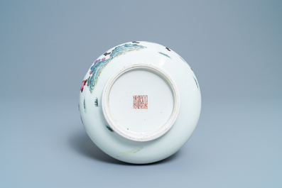 Un vase de forme bouteille en porcelaine de Chine famille rose, marque de Qianlong, R&eacute;publique