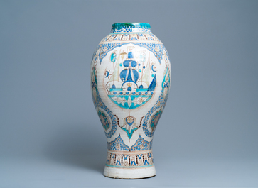 Un grand vase en c&eacute;ramique polychrome, Maroc ou Tun&eacute;sie, vers 1900