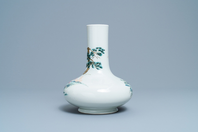 Un vase de forme bouteille en porcelaine de Chine famille rose, marque de Qianlong, R&eacute;publique