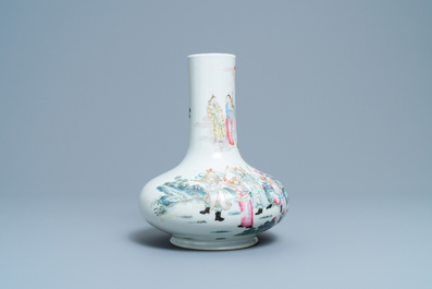 Un vase de forme bouteille en porcelaine de Chine famille rose, marque de Qianlong, R&eacute;publique