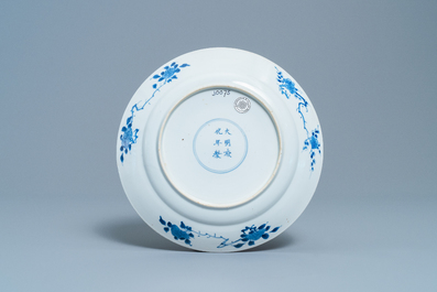 Trois assiettes en porcelaine de Chine en bleu et blanc, marques de Chenghua, Kangxi