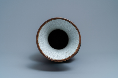Un vase en porcelaine de Chine dite 'de Nankin' &agrave; d&eacute;cor d'un dragon, Chine, 19&egrave;me