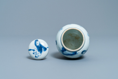 Une bo&icirc;te &agrave; th&eacute; couverte en porcelaine de Chine en bleu et blanc, Kangxi