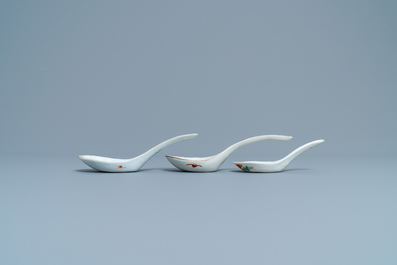 Drie Chinese famille rose lepels met floraal decor, 19/20e eeuw