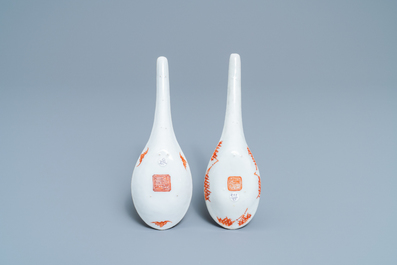 Twee Chinese famille rose lepels met blauwe en limoengroene fondkleur, Tongzhi merk en periode