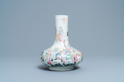 Un vase de forme bouteille en porcelaine de Chine famille rose, marque de Qianlong, R&eacute;publique