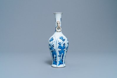 Un vase en porcelaine de Chine en bleu et blanc, marque de Chenghua, Kangxi