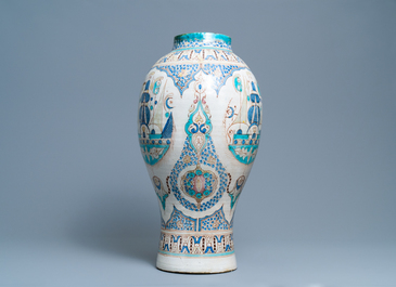 Un grand vase en c&eacute;ramique polychrome, Maroc ou Tun&eacute;sie, vers 1900
