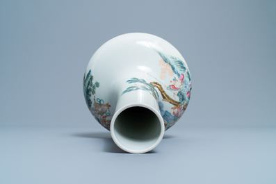 Un vase de forme bouteille en porcelaine de Chine famille rose, marque de Qianlong, R&eacute;publique
