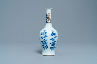 Een Chinese blauw-witte vaas met olifantenoren, Kangxi