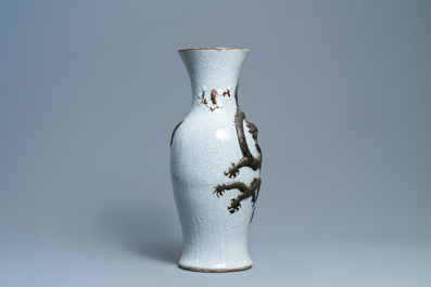 Un vase en porcelaine de Chine dite 'de Nankin' &agrave; d&eacute;cor d'un dragon, Chine, 19&egrave;me