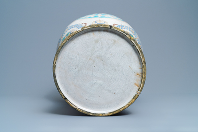 Un grand vase en c&eacute;ramique polychrome, Maroc ou Tun&eacute;sie, vers 1900