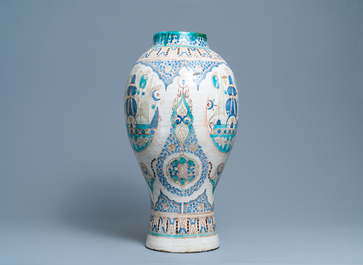 Un grand vase en c&eacute;ramique polychrome, Maroc ou Tun&eacute;sie, vers 1900