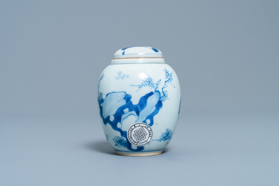 Une bo&icirc;te &agrave; th&eacute; couverte en porcelaine de Chine en bleu et blanc, Kangxi