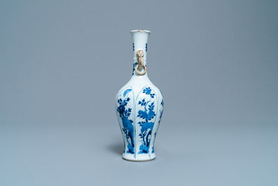 Un vase en porcelaine de Chine en bleu et blanc, marque de Chenghua, Kangxi