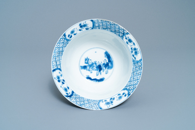 Un bol de type klapmuts en porcelaine de Chine en bleu et blanc, marque de Chenghua, Kangxi