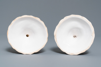 Een set van zes monochrome witte aardewerken kandelaars, Frankrijk, 18e eeuw