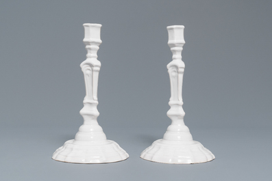 Een set van zes monochrome witte aardewerken kandelaars, Frankrijk, 18e eeuw
