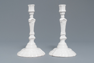 Een set van zes monochrome witte aardewerken kandelaars, Frankrijk, 18e eeuw