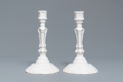 Een set van zes monochrome witte aardewerken kandelaars, Frankrijk, 18e eeuw
