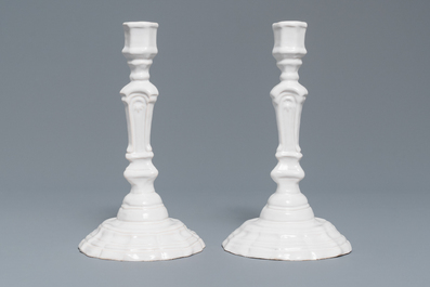 Een set van zes monochrome witte aardewerken kandelaars, Frankrijk, 18e eeuw