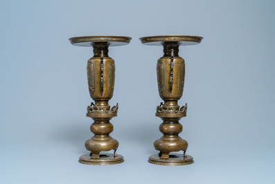 Une paire de vases de type usubata en bronze incrust&eacute; d'or, d'argent et de cuivre, Japon, Meiji, 19&egrave;me