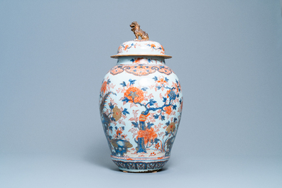 Een grote Chinese Imari-stijl dekselvaas, Kangxi
