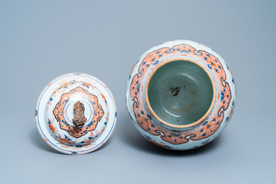 Een grote Chinese Imari-stijl dekselvaas, Kangxi