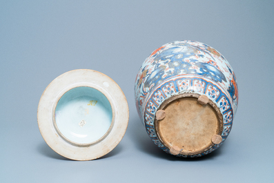 Een grote Chinese Imari-stijl dekselvaas, Kangxi