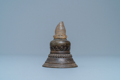 Un stupa en bronze au yasti en cristal de roche, Tibet, 18&egrave;me