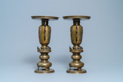 Une paire de vases de type usubata en bronze incrust&eacute; d'or, d'argent et de cuivre, Japon, Meiji, 19&egrave;me