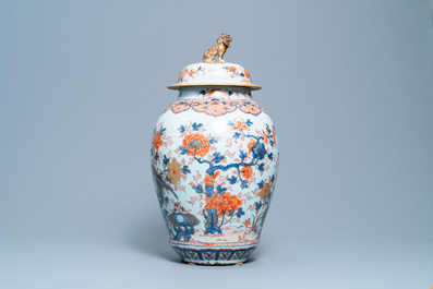Een grote Chinese Imari-stijl dekselvaas, Kangxi