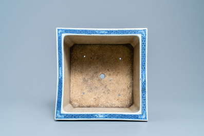 A square Chinese blue and white 'dragon' jardini&egrave;re, 19th C.
