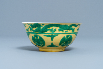 Un bol imp&eacute;rial en porcelaine de Chine en jaune et vert &agrave; d&eacute;cor de dragons et ph&eacute;nix, marque et &eacute;poque de Kangxi