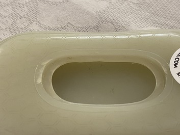 Een Chinese licht celadon jade penselenwasser in de vorm van een schildpad, 18/19e eeuw