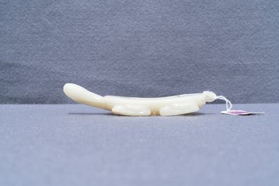 Een Chinese licht celadon jade penselenwasser in de vorm van een schildpad, 18/19e eeuw