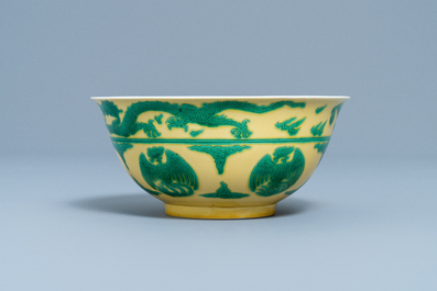 Un bol imp&eacute;rial en porcelaine de Chine en jaune et vert &agrave; d&eacute;cor de dragons et ph&eacute;nix, marque et &eacute;poque de Kangxi