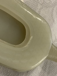 Een Chinese licht celadon jade penselenwasser in de vorm van een schildpad, 18/19e eeuw