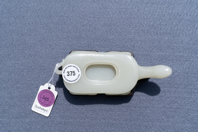 Een Chinese licht celadon jade penselenwasser in de vorm van een schildpad, 18/19e eeuw
