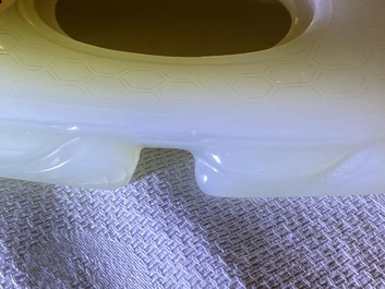 Een Chinese licht celadon jade penselenwasser in de vorm van een schildpad, 18/19e eeuw