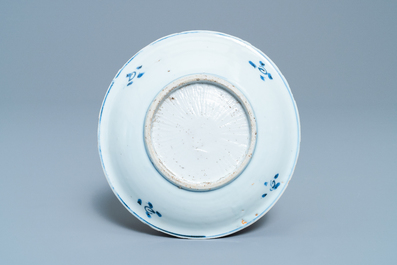 Une assiette en porcelaine de Chine en bleu, blanc et rouge de cuivre, Ming