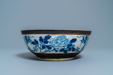Een grote Chinese blauw-witte Nanking craquel&eacute; kom, 19e eeuw