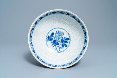 Een grote Chinese blauw-witte Nanking craquel&eacute; kom, 19e eeuw